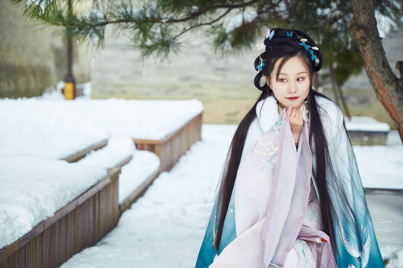 身穿古装汉服的东方女子图片