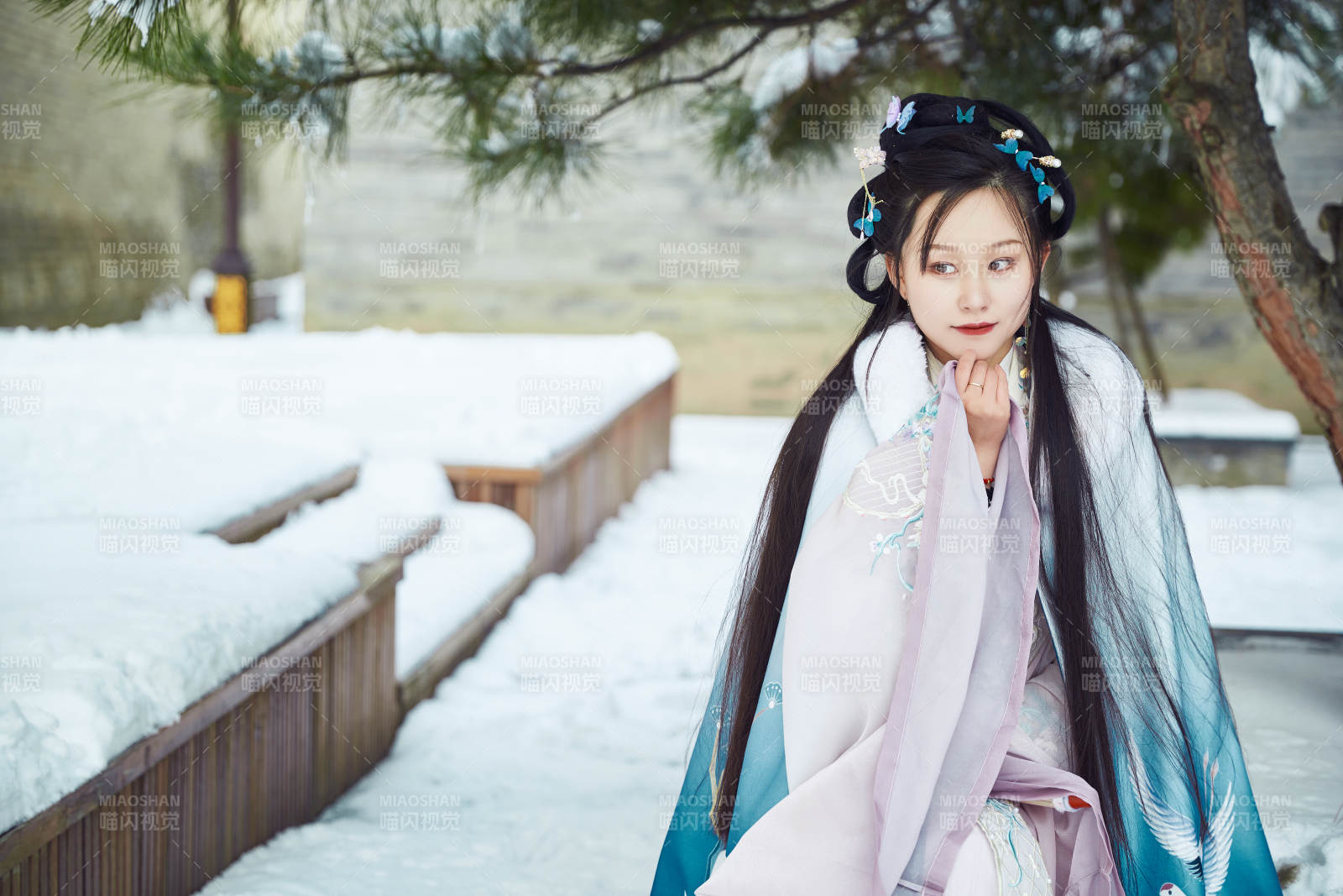 身穿古装汉服的东方女子图片