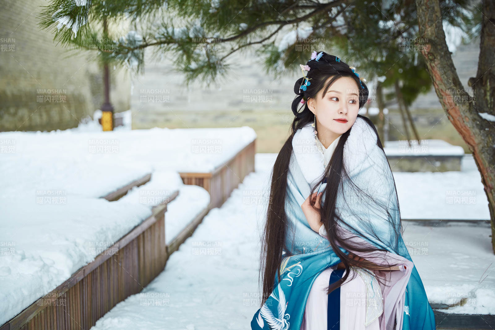 身穿古装汉服的东方女子图片