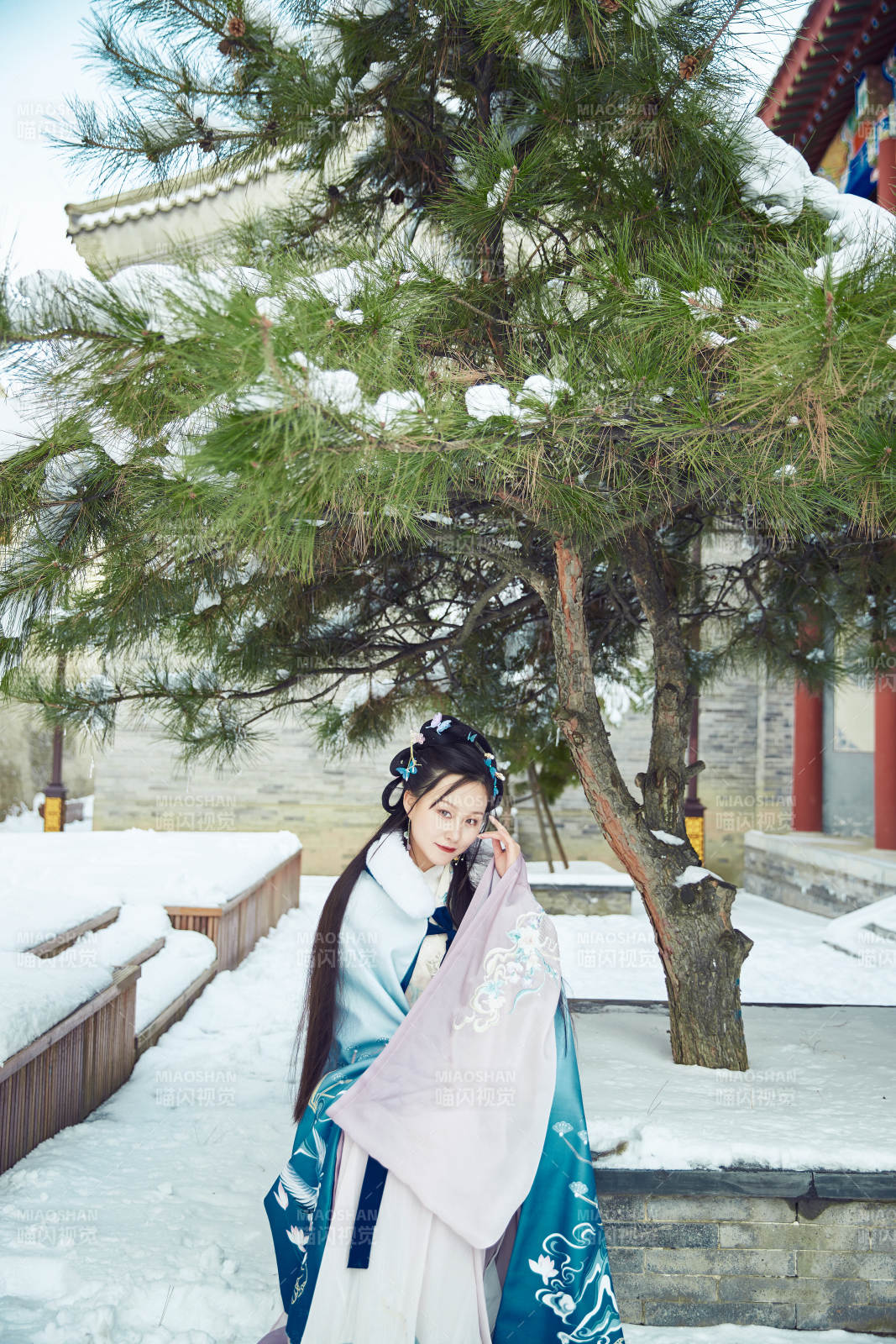 身穿古装汉服的东方女子图片