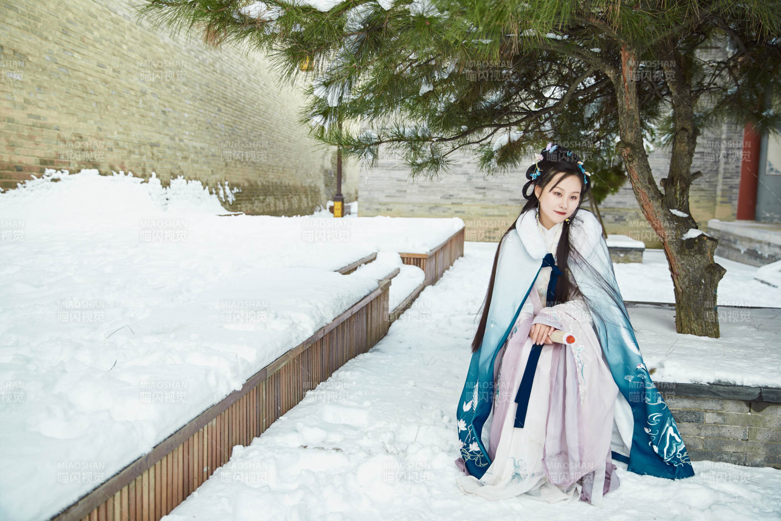 身穿古装汉服的东方女子图片