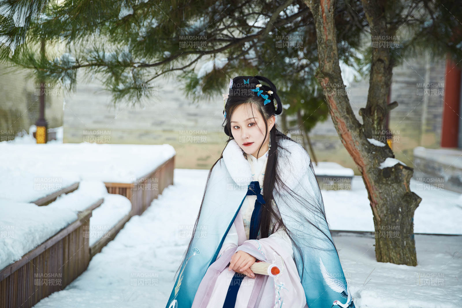 身穿古装汉服的东方女子图片