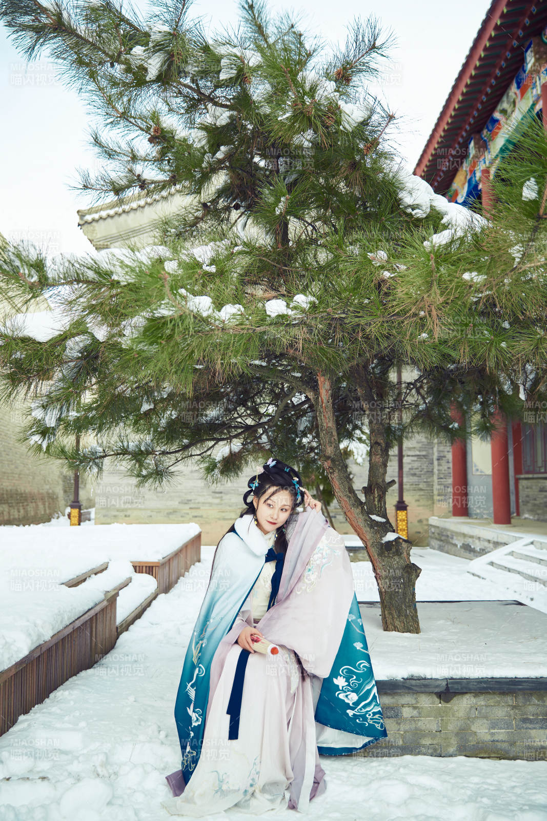 身穿古装汉服的东方女子图片