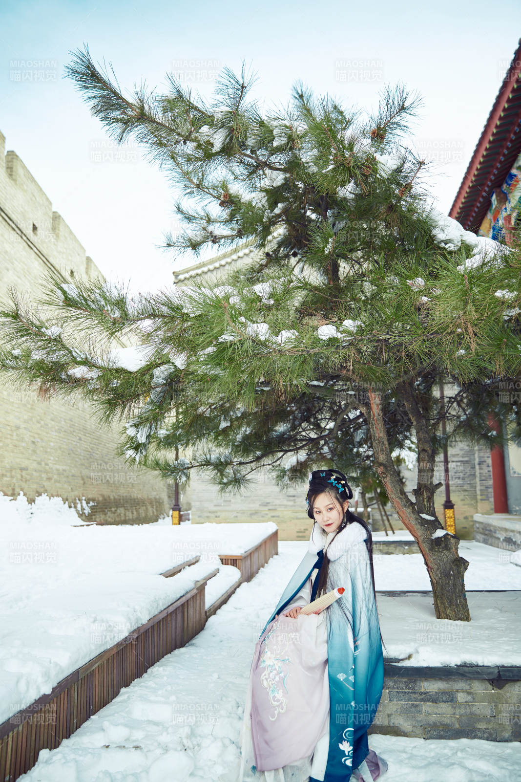 身穿古装汉服的东方女子图片