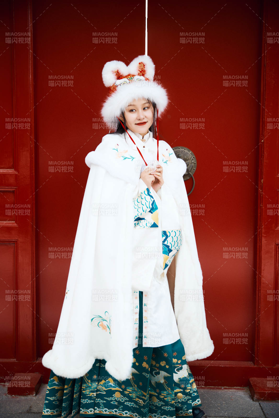 身穿古装汉服的东方女子图片