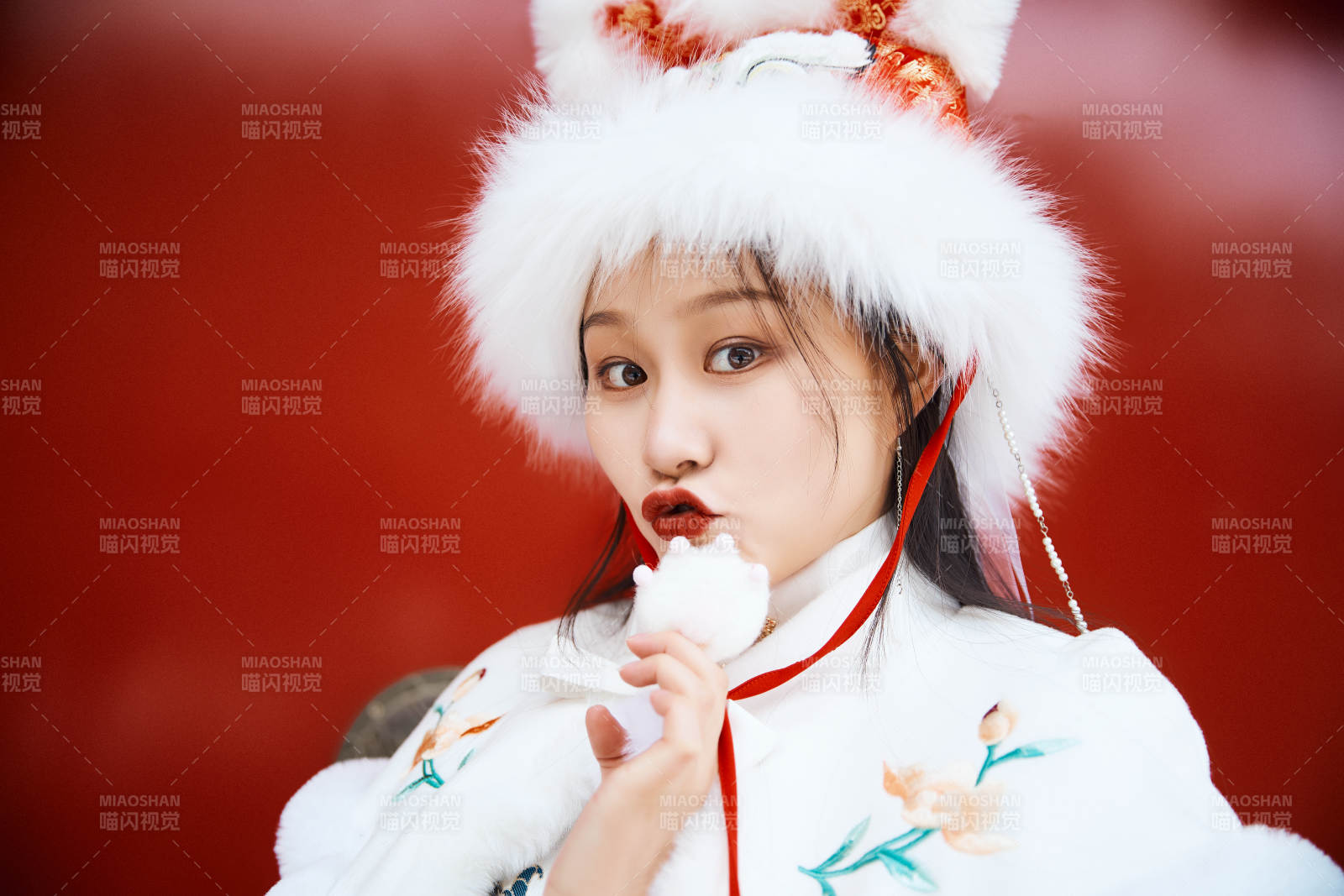 身穿古装汉服的东方女子图片