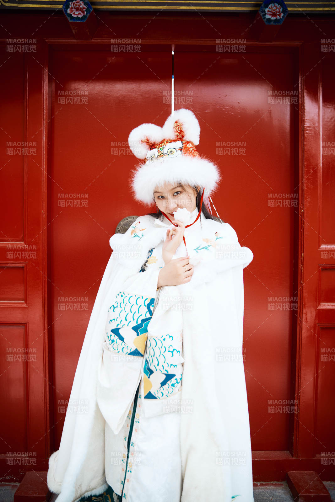 身穿古装汉服的东方女子图片