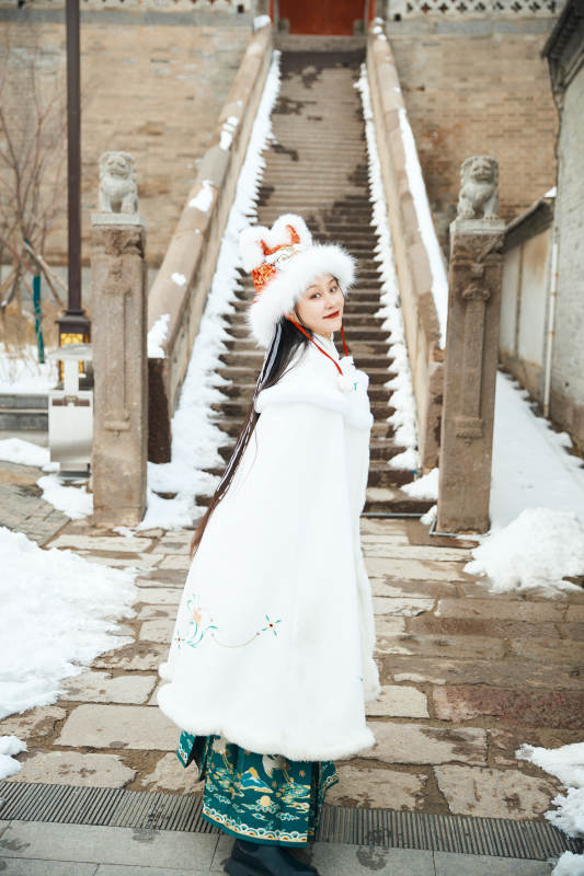 身穿古装汉服的东方女子图片