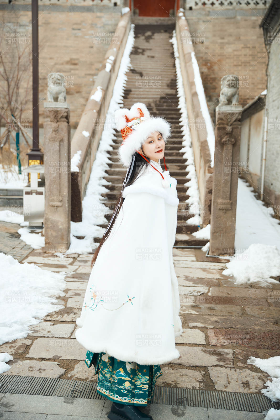 身穿古装汉服的东方女子图片