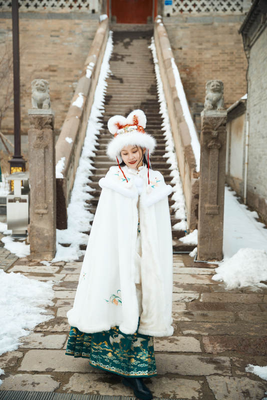 身穿古装汉服的东方女子图片