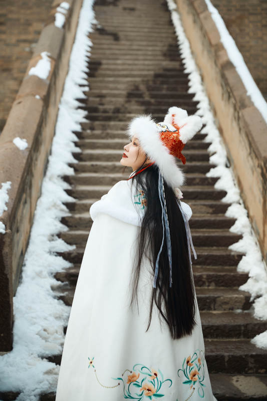 身穿古装汉服的东方女子图片