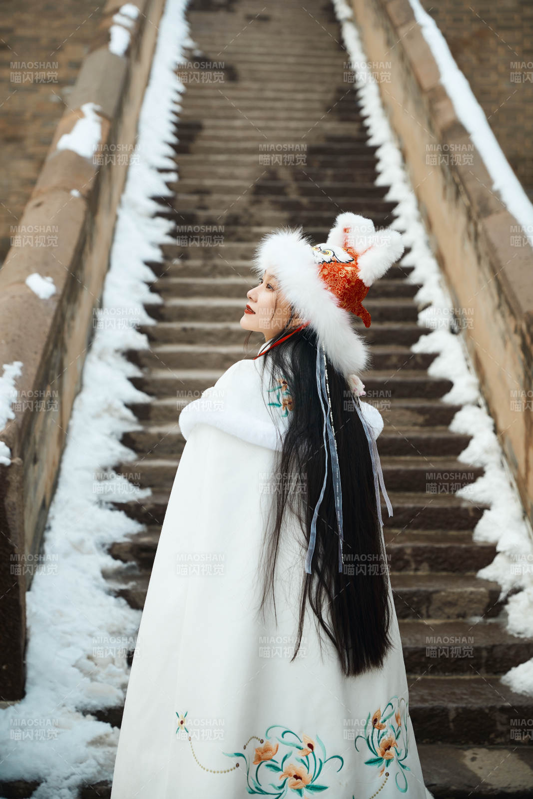 身穿古装汉服的东方女子图片