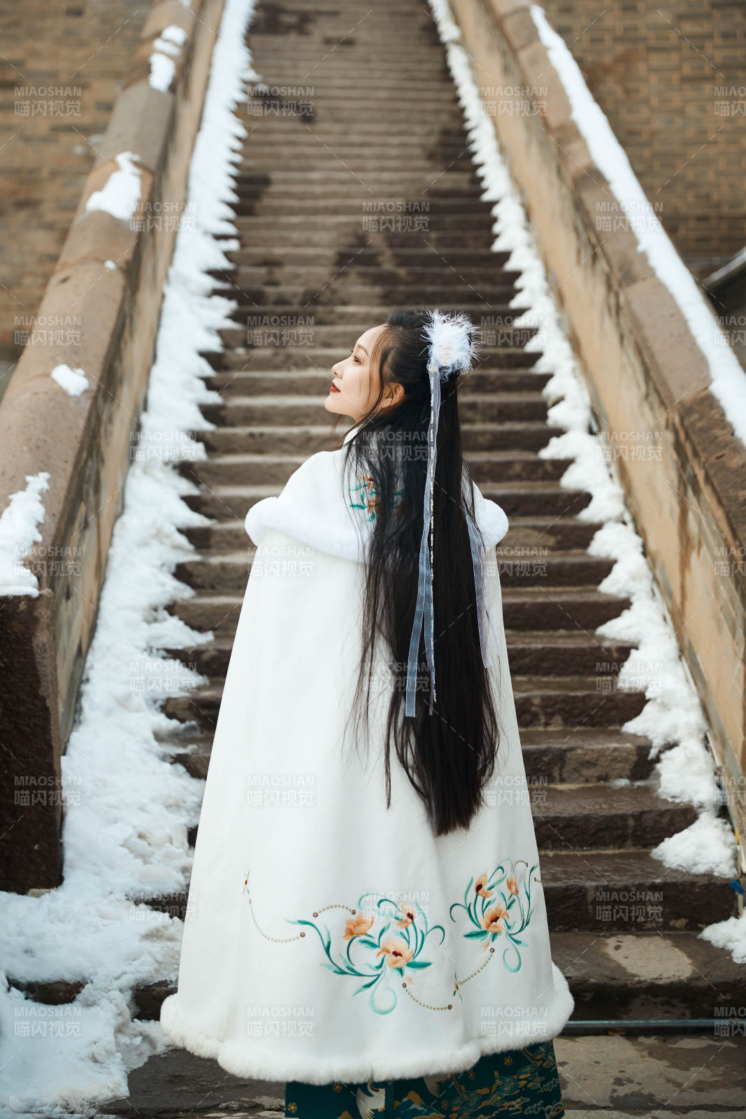 身穿古装汉服的东方女子图片