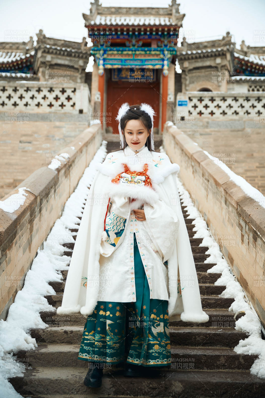 身穿古装汉服的东方女子图片