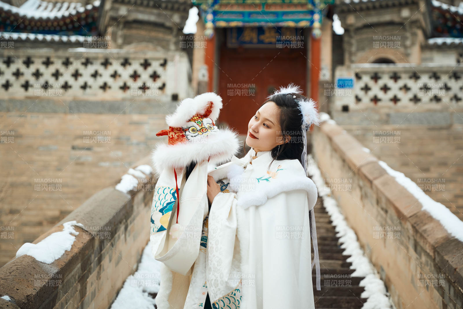 身穿古装汉服的东方女子图片