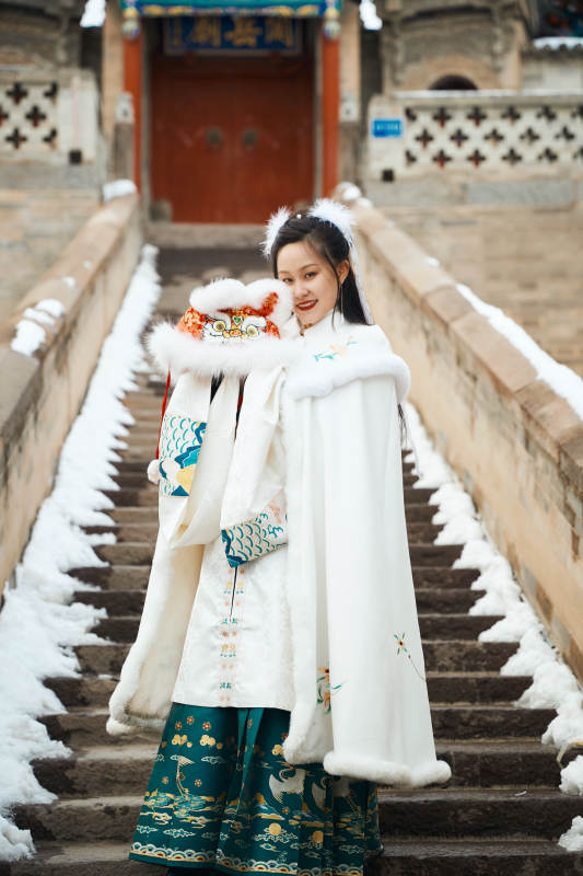 身穿古装汉服的东方女子图片