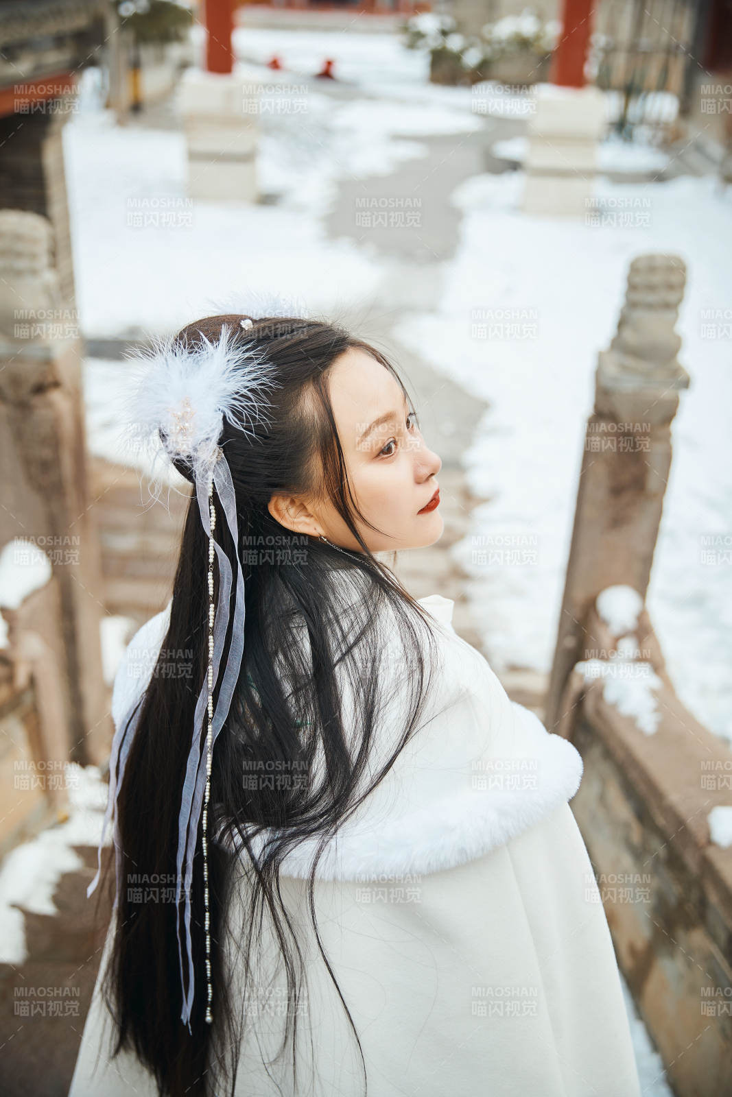 身穿古装汉服的东方女子图片