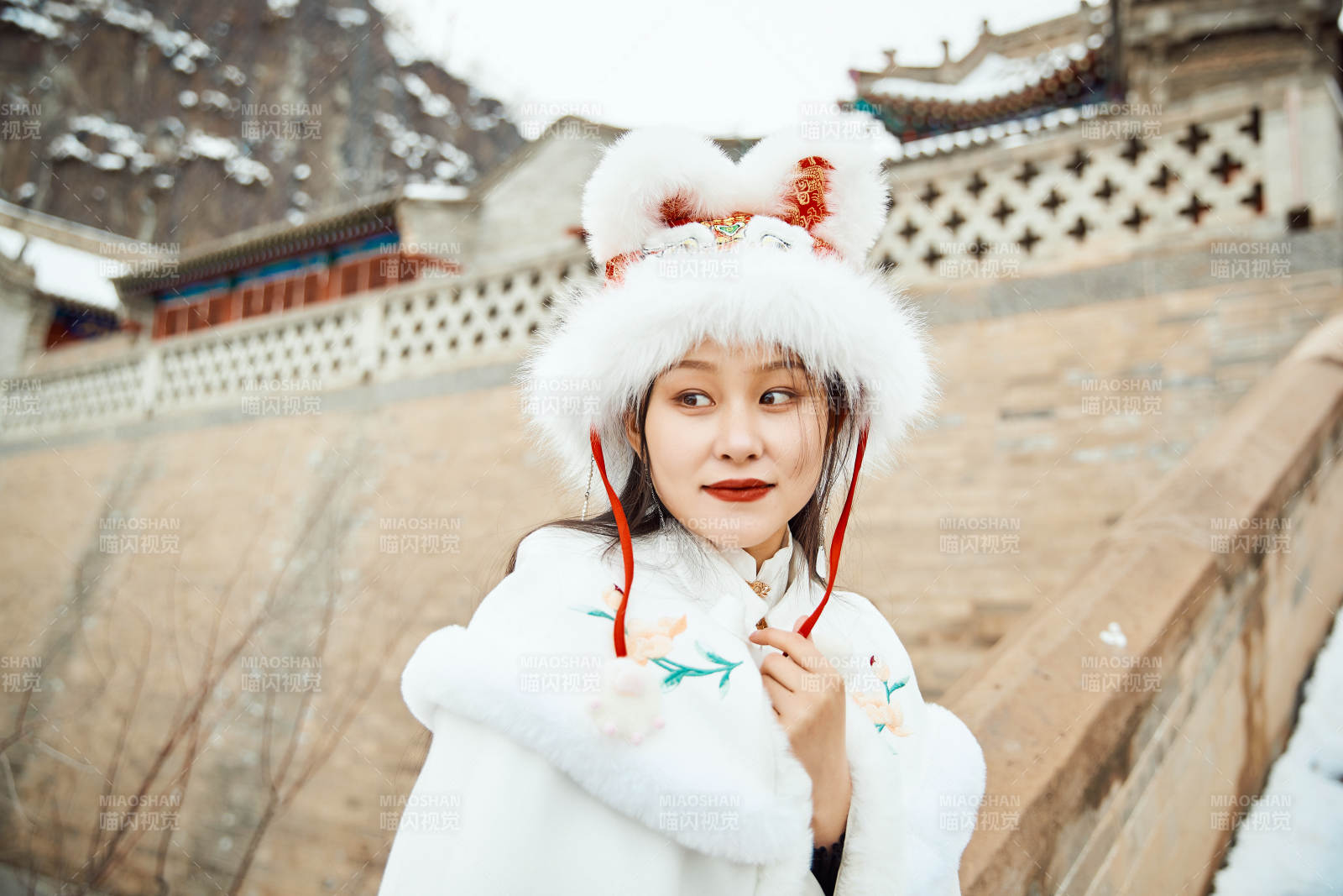 身穿古装汉服的东方女子图片