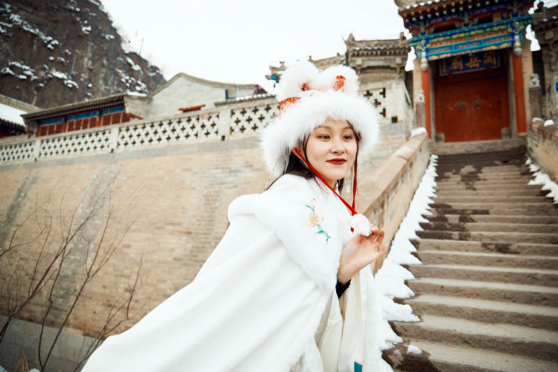 身穿古装汉服的东方女子图片