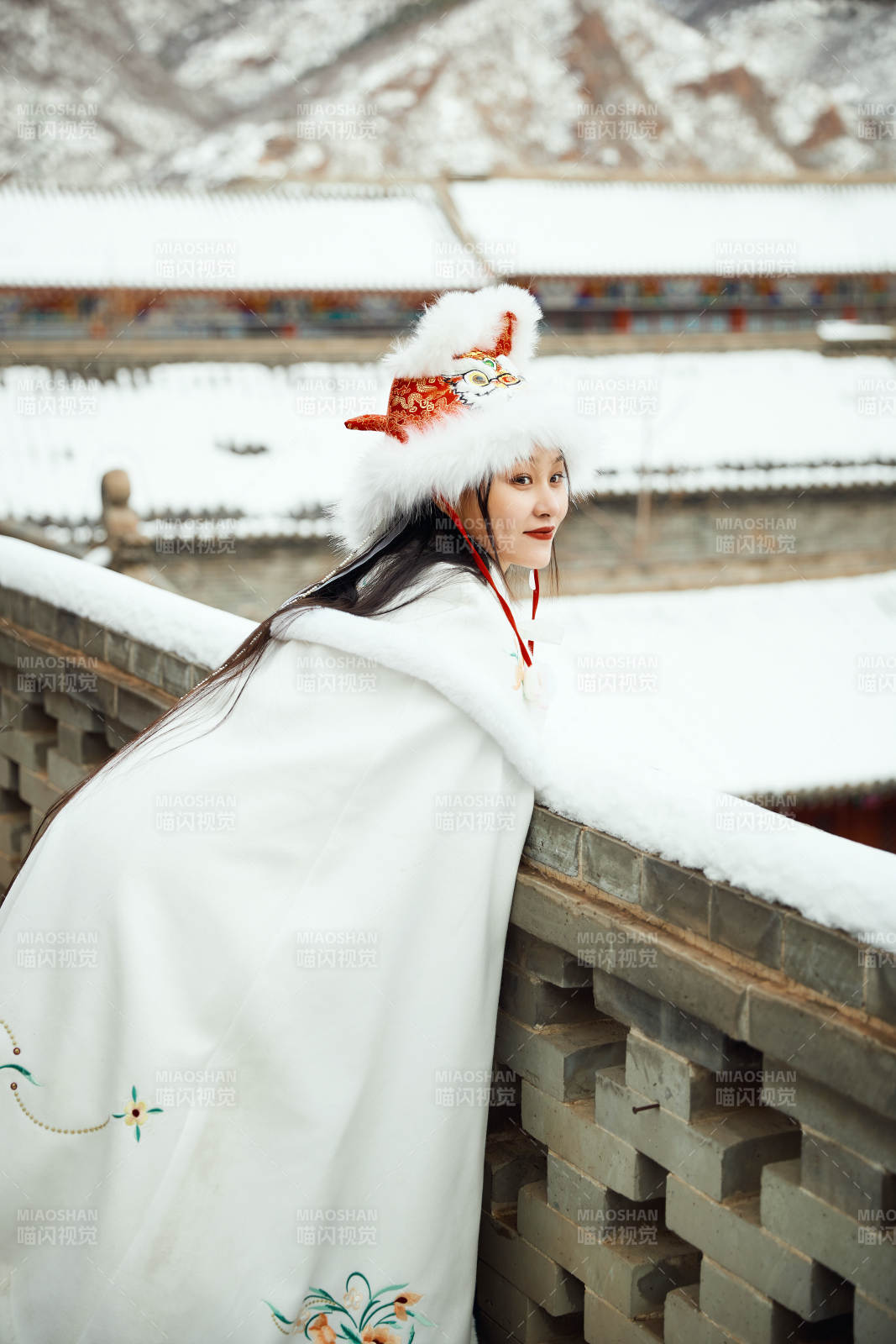 身穿古装汉服的东方女子图片