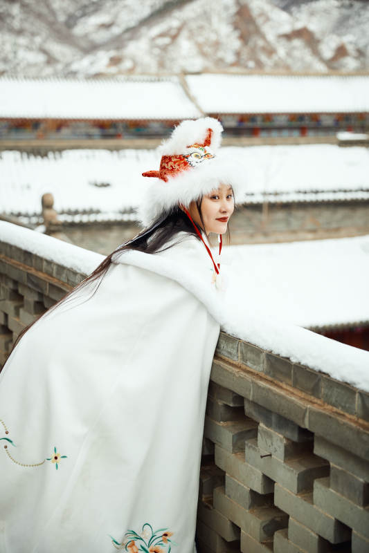 身穿古装汉服的东方女子图片