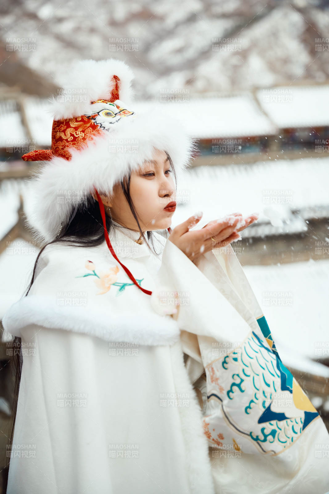 身穿古装汉服的东方女子图片