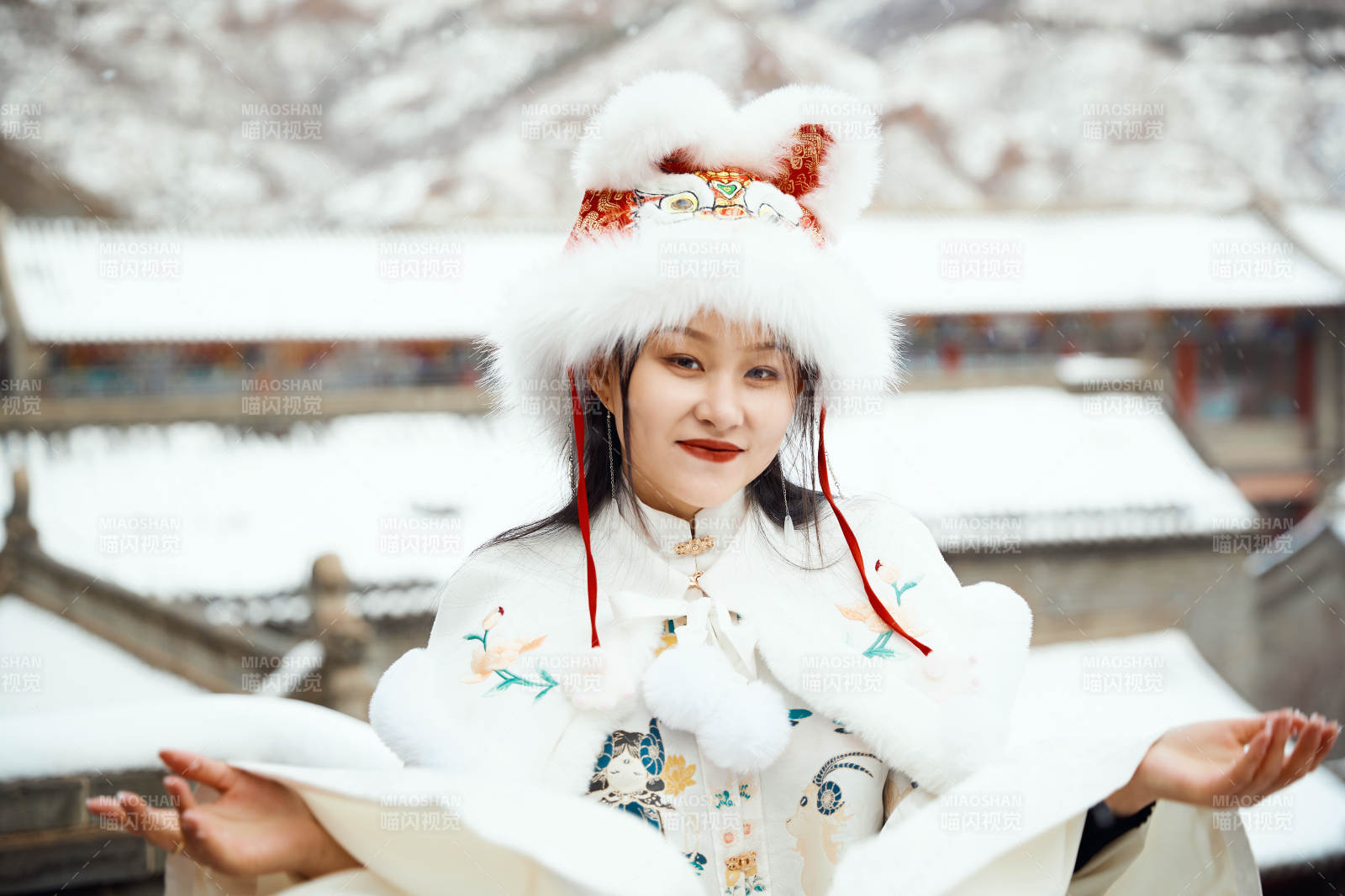 身穿古装汉服的东方女子图片