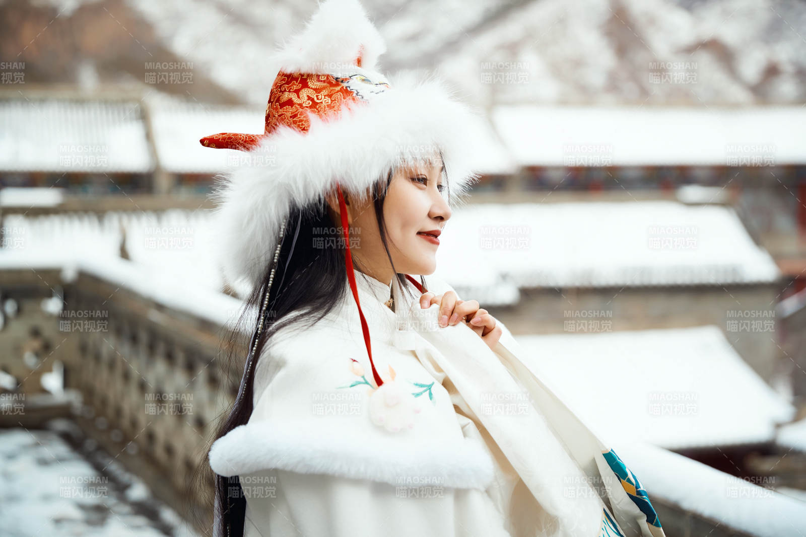 身穿古装汉服的东方女子图片