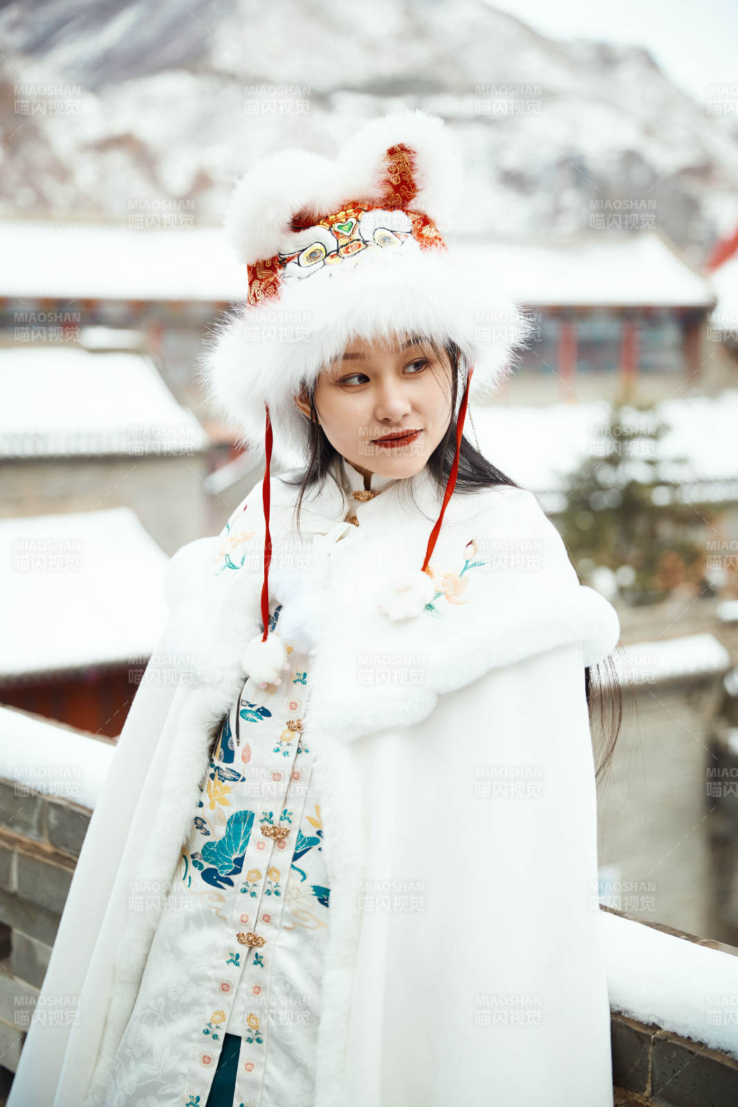 身穿古装汉服的东方女子图片