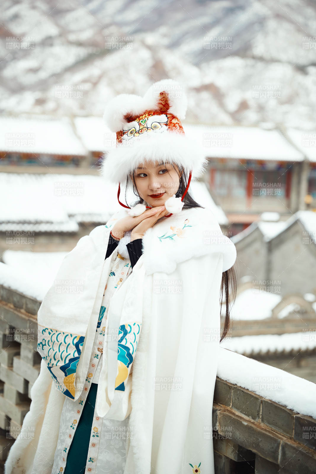 身穿古装汉服的东方女子图片