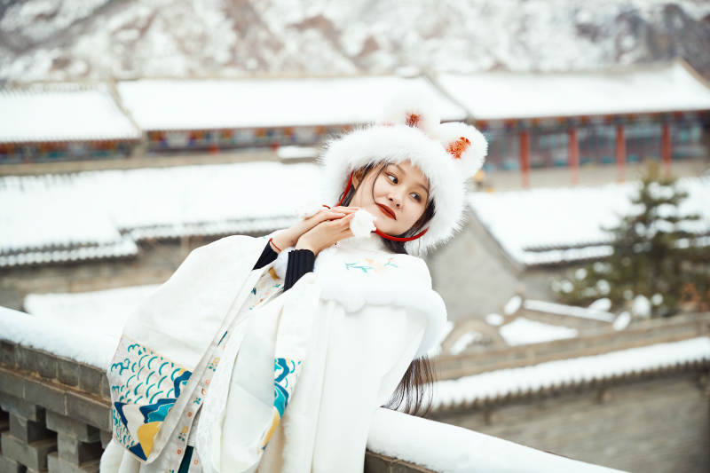 身穿古装汉服的东方女子图片