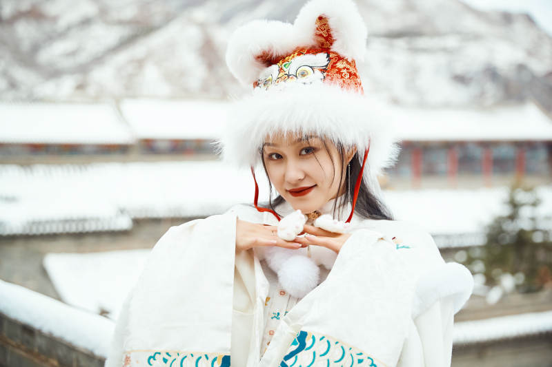 身穿古装汉服的东方女子图片