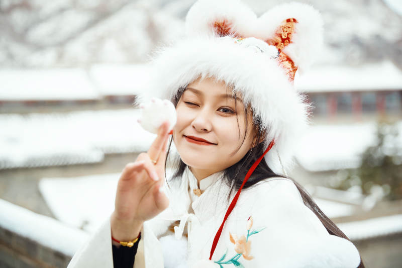 身穿古装汉服的东方女子图片