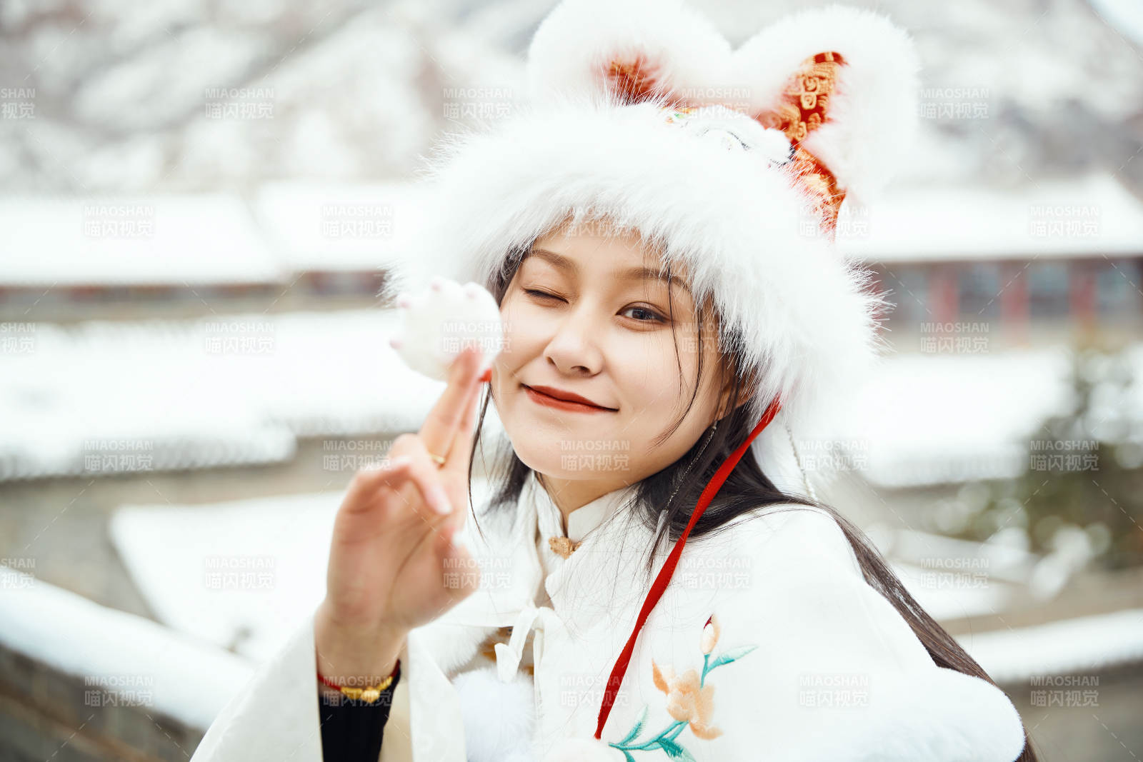 身穿古装汉服的东方女子图片