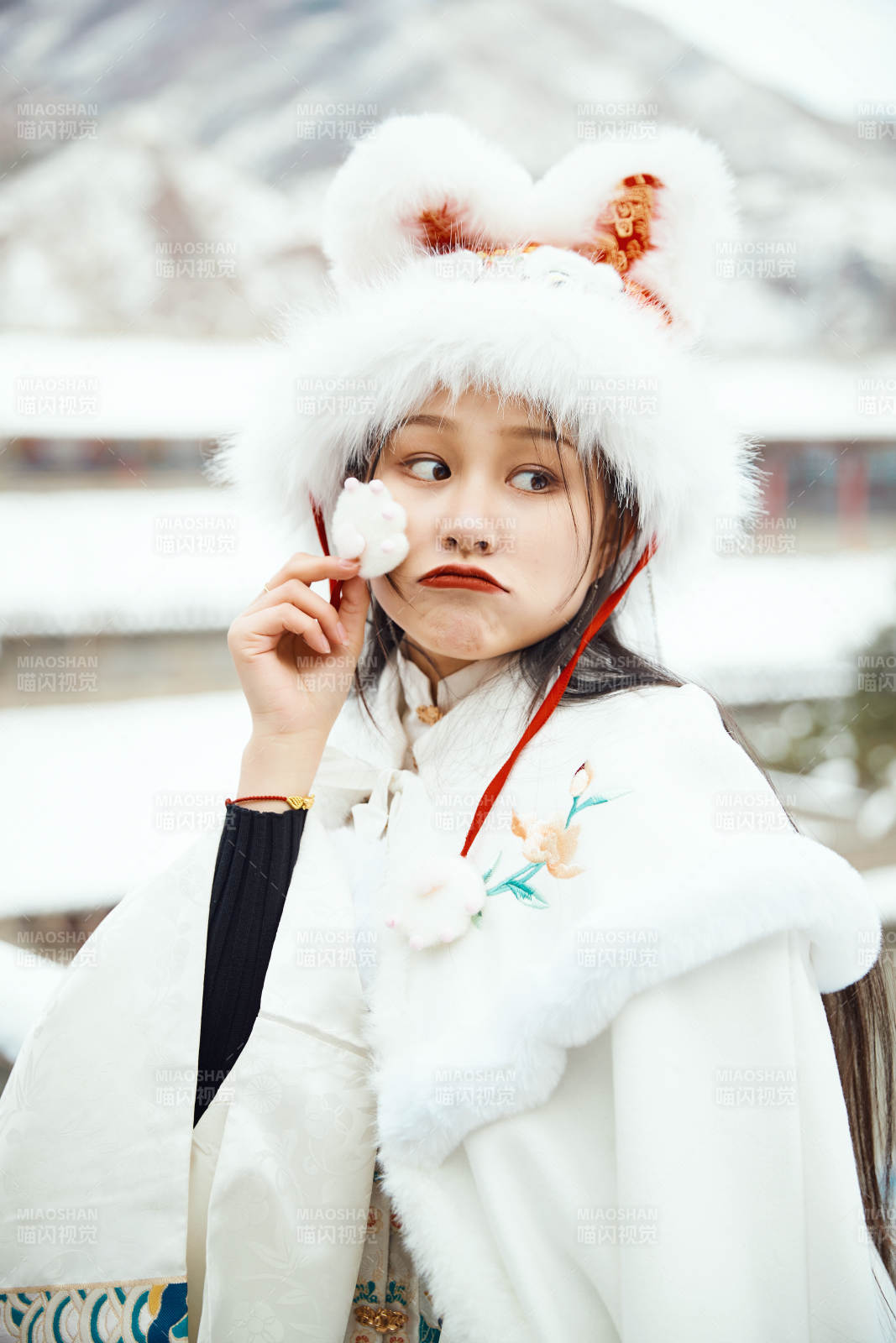 身穿古装汉服的东方女子图片