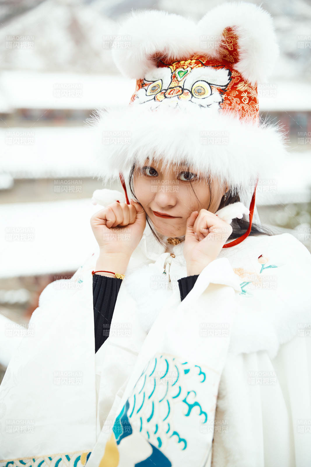 身穿古装汉服的东方女子图片