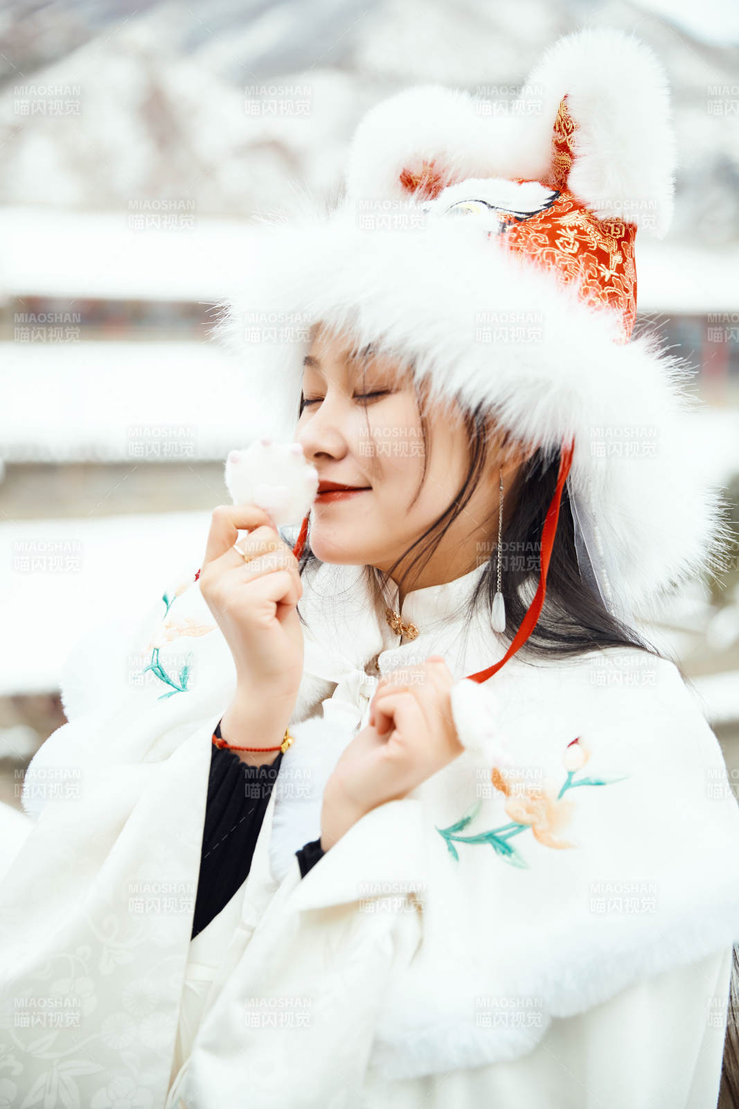 身穿古装汉服的东方女子图片