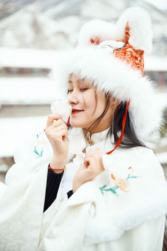 身穿古装汉服的东方女子图片