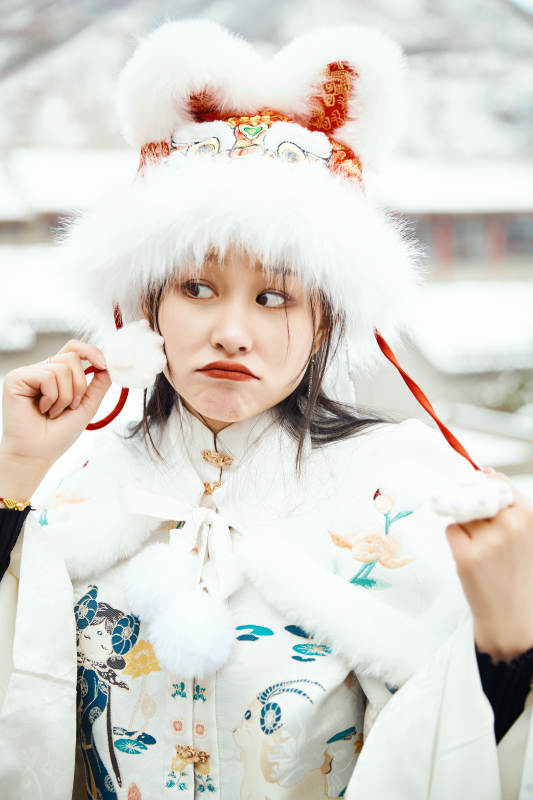 身穿古装汉服的东方女子图片