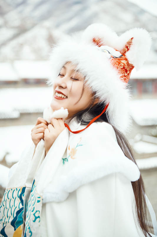 身穿古装汉服的东方女子图片