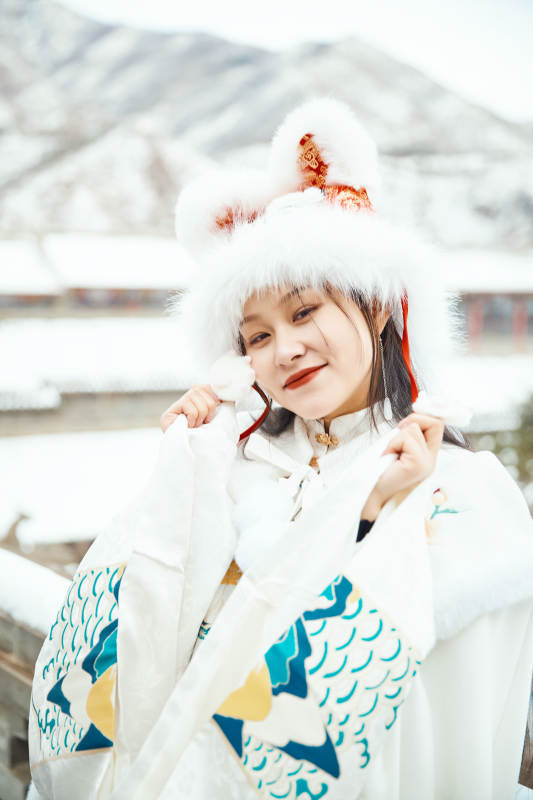 身穿古装汉服的东方女子图片