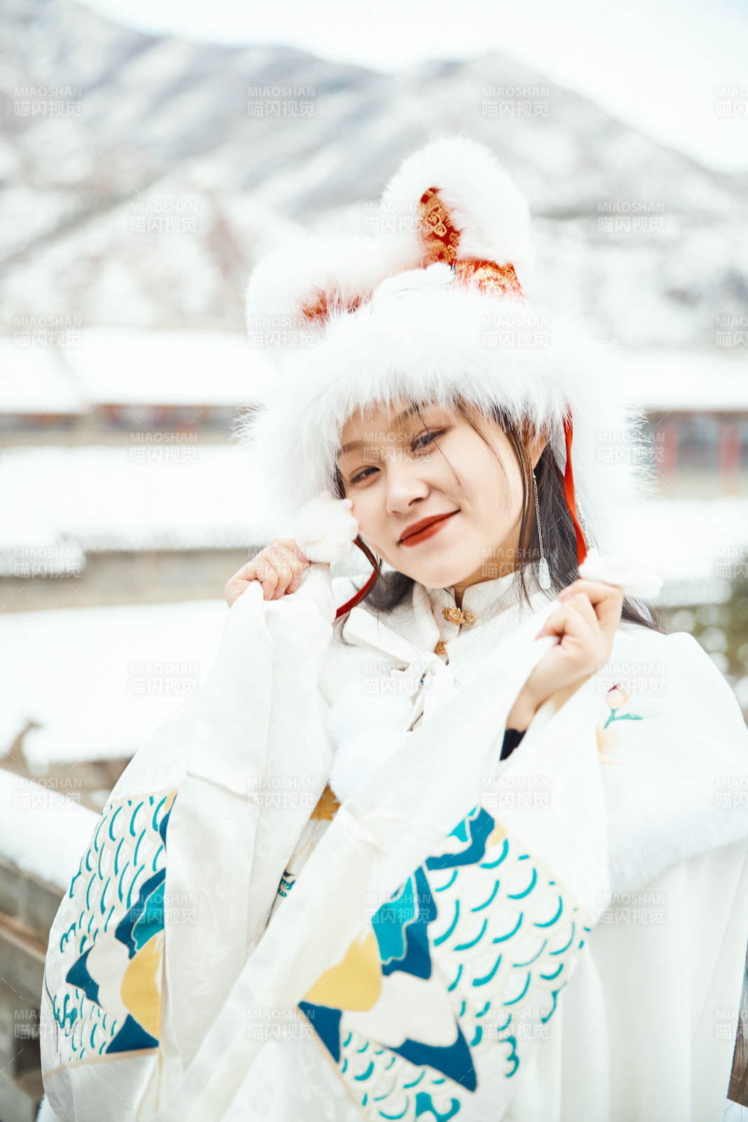 身穿古装汉服的东方女子图片