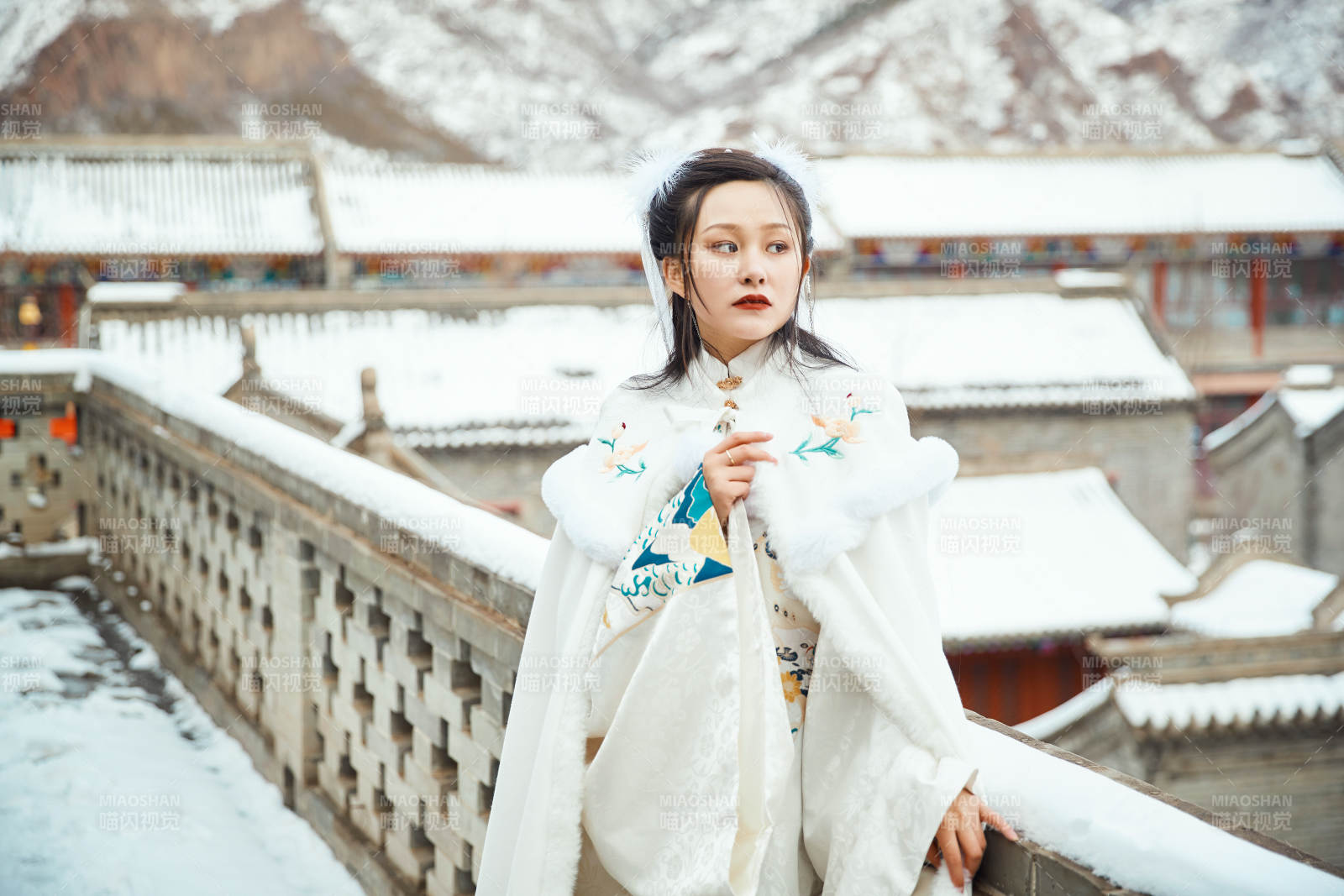 身穿古装汉服的东方女子图片