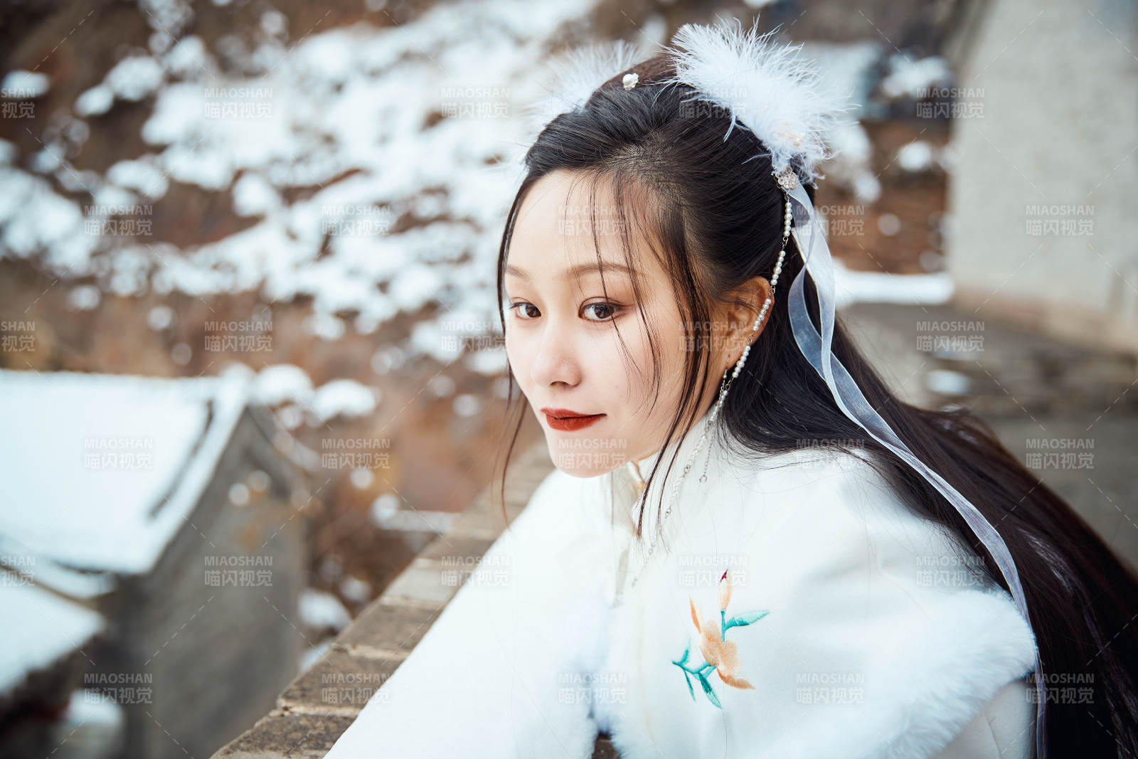 身穿古装汉服的东方女子图片