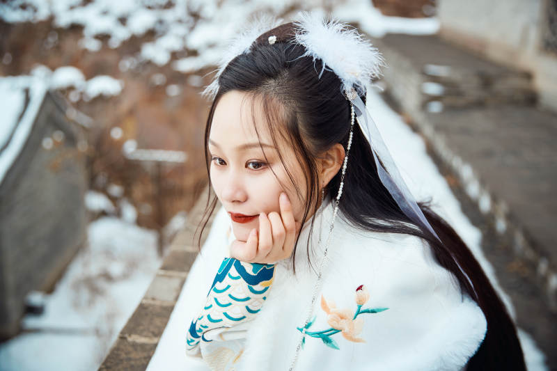 身穿古装汉服的东方女子图片