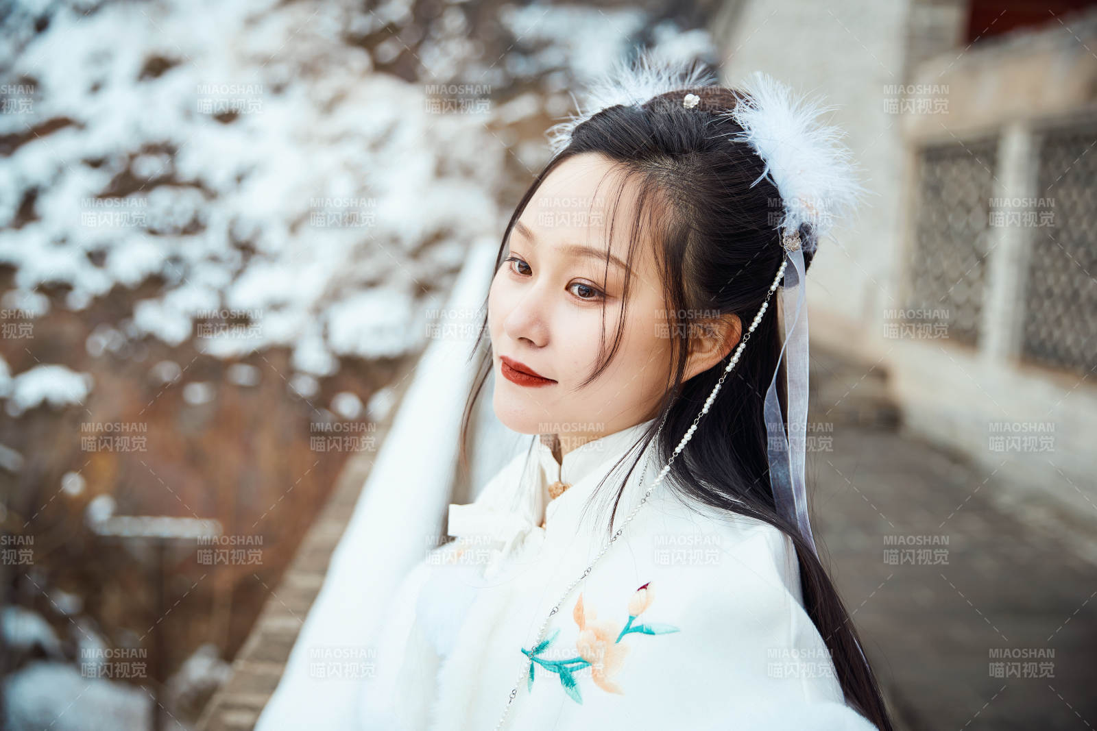 身穿古装汉服的东方女子图片