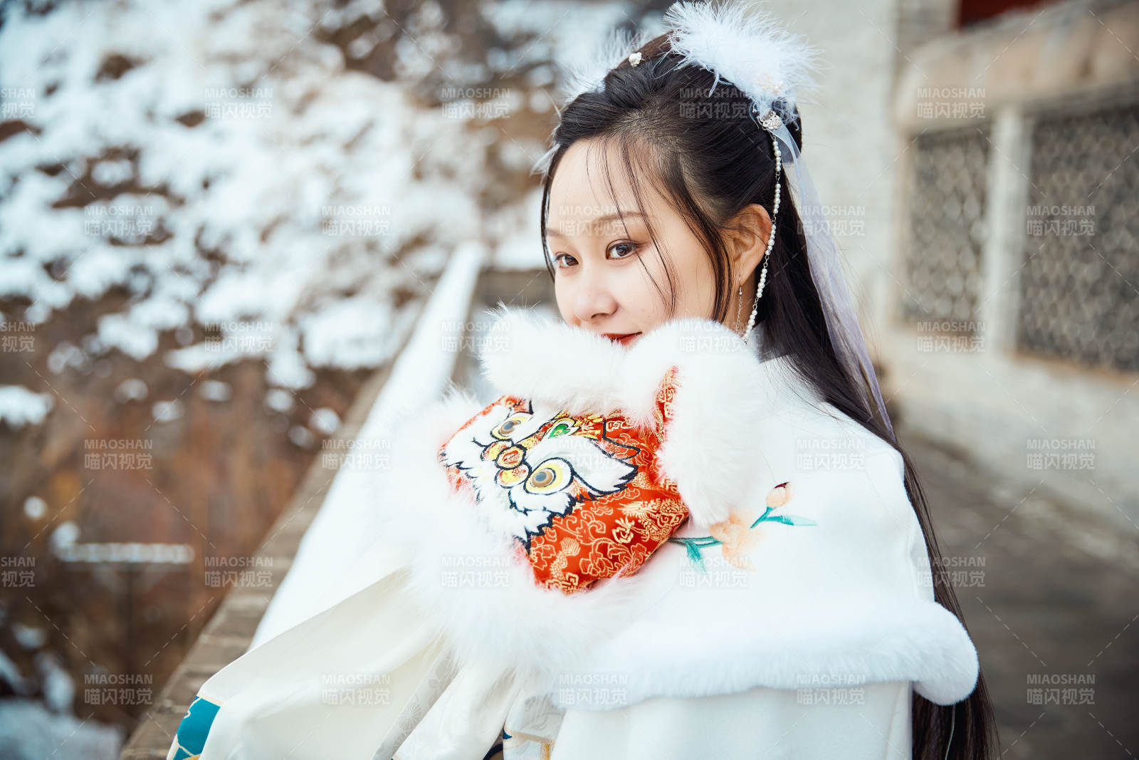 身穿古装汉服的东方女子图片