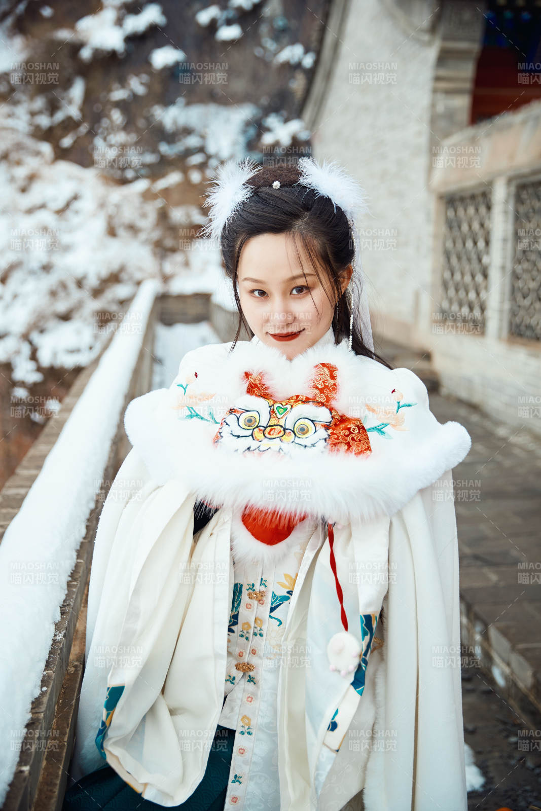 身穿古装汉服的东方女子图片