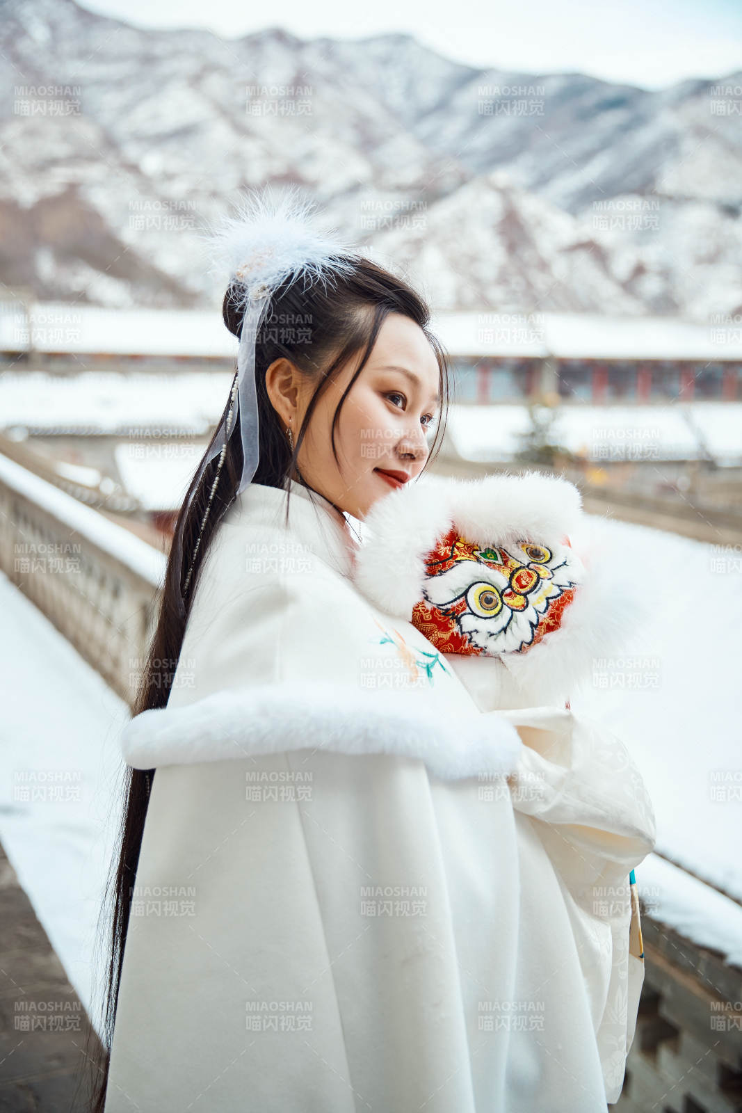 身穿古装汉服的东方女子图片