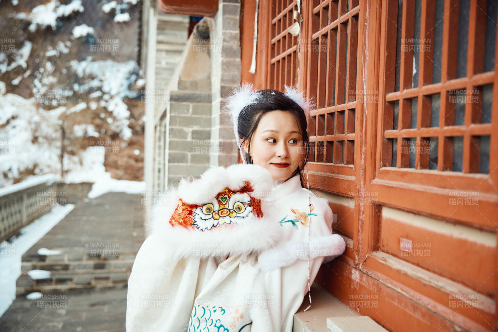 身穿古装汉服的东方女子图片